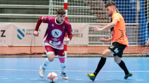 Arroyo (i) de convierte en la primera incorporación del Mengíbar 