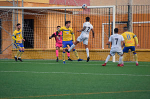 Benji remata de cabeza en una de las ocasiones ceutíes en la primera mitad / Foto: Nicol´s