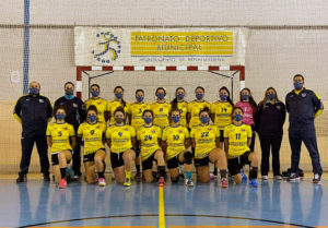 Formación del Balonmano Estudiantes, el pasado sábado en el pabellón de Benalmádena