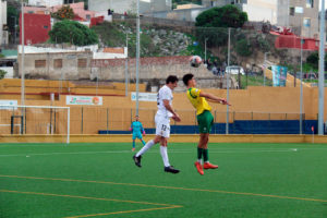 Jaime disputa un balón aéreo con un atacante del conjunto barreño