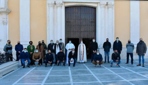 Miembros de la FFCC, junto al vicario, en la puerta de la Iglesia de África