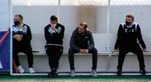 José Juan Romero y los integrantes de su banquillos, abatidos tras el 1-2