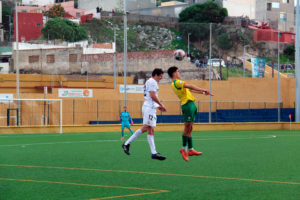 Jaime salta con un contrario en el anterior partido en casa, ante la UD Los Barrios