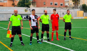 Los capitanes de ambos equipos, junto al trío arbitral