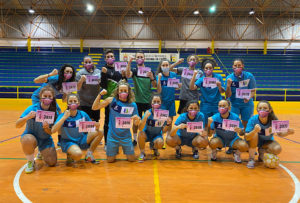 Cuerpo técnico y jugadoras del Hércules, este martes con sus dorsales de la carrera de la Mujer