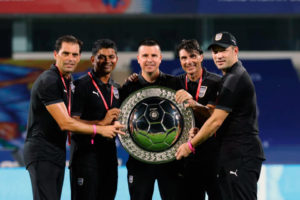 Lobera - en el centro-, con sus ayudantes, entre ellos Manu Sayabera y Jesús Tato -en los extremos-