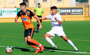 Melo presiona a un jugador del Xerez CD en el partido de la primera vuelta en Ceuta