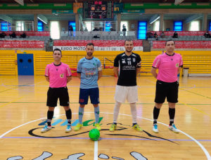 Bustos y Sufian, capitanes de El Ejido y Ceutí, junto a la pareja arbitral