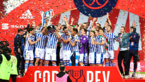 Los jugadores de la Real Sociedad levantan la Copa de campeones de la Copa del Rey 19-20