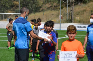 Alumnos recibiendo sus diplomas en los campos del Príncipe