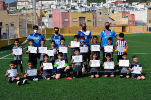 Alumnos y monitores de la Escuela que ha tenido su sede en el José Martínez 'Pirri'