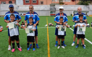 Sandro, Kryos, Tayo y Dani Olsson, con cuatro alumnos del primer turno del Campus de Verano de la FFCE