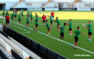 jugadores de la AD Ceuta FC, durante su primer entrenamiento de la pretemporada 