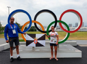 Foad Buchta e Isa Contreras, con la bandera de Ceuta en Tokio