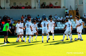 Los jugadores del Ceuta, delante de los aficionados de Tribuna antes de empezar el partido del sábado contra su filial 