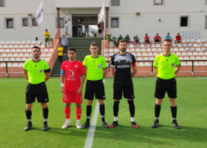 David Castro, junto al capitán del Al-Arabi y el trío arbitral