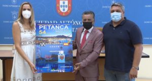 Araceli García, Antonio León y Yamal Dris, con el cartel del Campeonato de España 