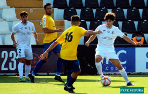 ampliar foto Moyano, con el balón, ante un jugador sevillano