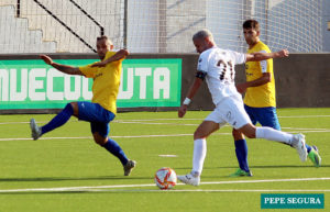ampliar foto David Polaco dispara a puerta en la primera mitad