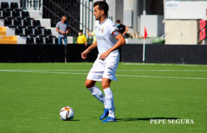 José Manuel Carrasco, con el brazalete de capitán, en un partido de esta temporada