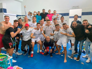 Los integrantes del Ceuta celebran su victoria en el vestuario del Murube