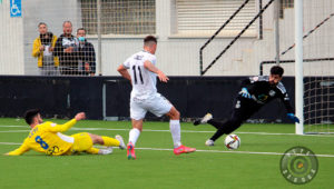 Momento del autogol de Leto cunado Raíllo ya esperaba para empujar el balón 