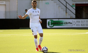 Albert Capa, con la camiseta del Ceuta 