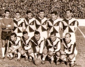 Ordóñez -tercero, de pie, por la derecha- jugó con el Atlético de Ceuta en Segunda