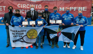 Miguel Díaz, presidente de la RFET; José Luis Corujo, presidente de la Territorial Castilla y León, y Yasin Harrus, presidente de la Territorial de Ceuta junto a los campeones ceutíes