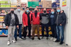 Representantes de Veteranos de Ceuta, junto al responsable de Cáritas, llevando a cabo la donación 