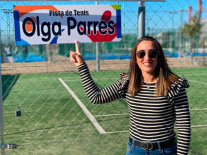 Olga Parres señala el cartel de la pista que ya lleva su nombre en Don Benito