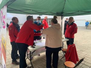 ampliar foto Miembros de ´Fotógrafos Solidarios', este jueves en su stand de la Plaza Nelson Mandela