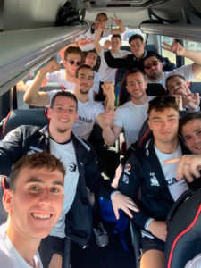 Los jugadores del caballa, felices en el autobús de regreso a Ceuta 