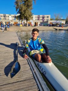 Uno de los palistas de Los Delfines en la competición celebrada en Sevilla  