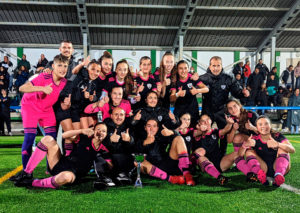 Ángela Ortiz, la primera por la derecha sentada, celebra con sus compañeras el título conseguido