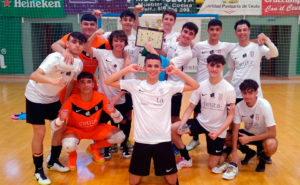 Los jugadores del Deportivo Ceutí celebran su victoria en el 'Guillermo Molina' 