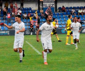 Pito Camacho celebra su gol en El Collao de Alcoy