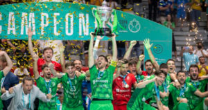 Dani Ramos, primero por la derecha, celebrando el título de Copa del Rey conquistado por el UMA Antequera