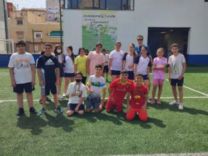 Un grupo de escolares, este jueves en el campo 'Emilio Cózar ' de la FFCE 