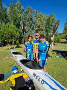 Los palista de los Delfines, junto al presidente del club 