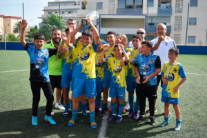 Los componentes del Polillas, con la copa de subcampeones 