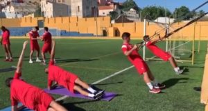 Jugadores de la AD Ceuta, durante un entrenamiento en el José Martínez 'Pirri'