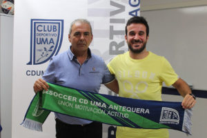 Dani Ramos, con el presidente del UMA Antequera, tras rubricar su acuerdo de renovación 