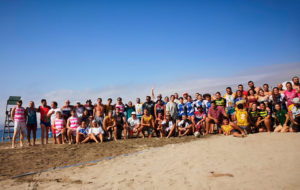 Foto de familia de algunos de los participantes en la competición de rugby playa 
