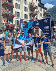 Varios de los corredores ceutíes, en la meta de Chamonix