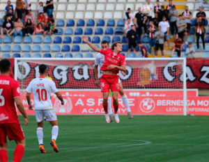 Pablo García salta con un contrario en el Cultural Leonesa - Ceuta del pasado domingo