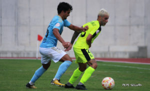 Ñito González protege el balón ante un jugador del filial celtiña 