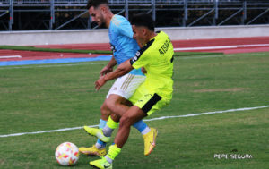 Aisar presiona a un contrario en la segunda parte del choque 