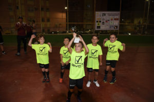 Los pequeños disfrutaron de lo lindo al recoger sus trofeos