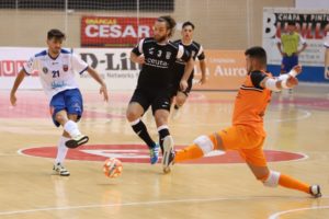 Víctor Arévalo y Marco obstaculizan el disparo de un jugador del Sala 10